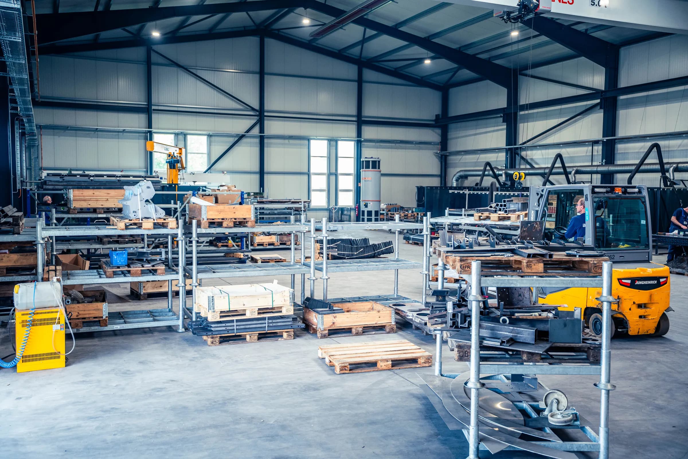 Große Fertigungshalle der ALU-ME GmbH